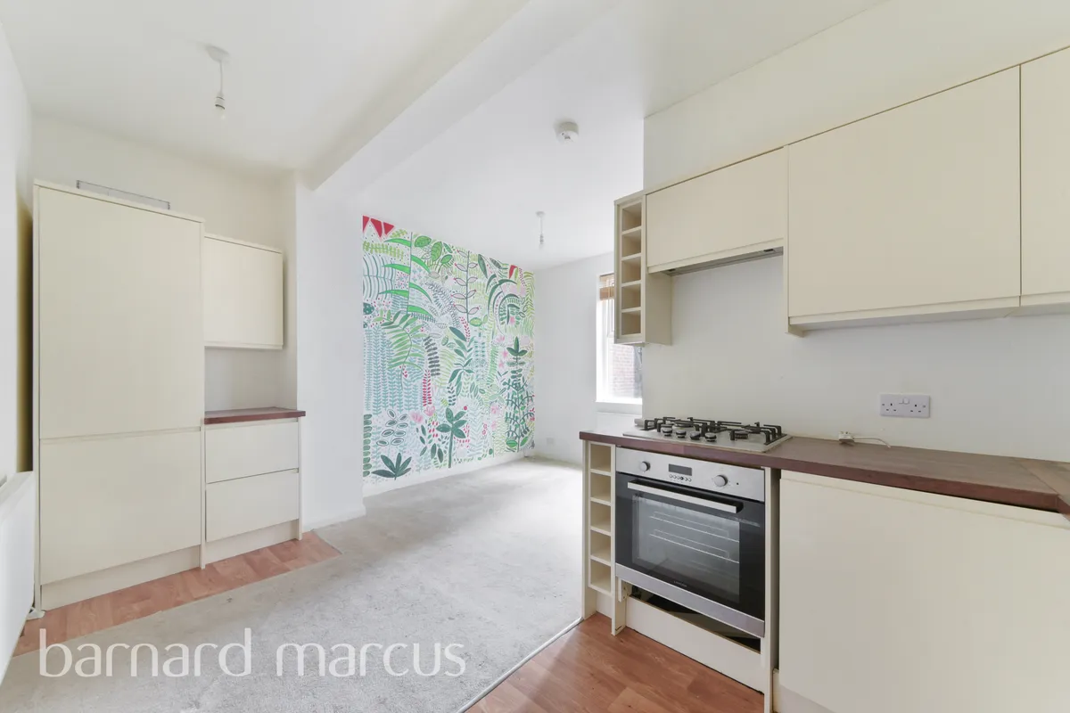 Flat Sibthorp Road in Greater London