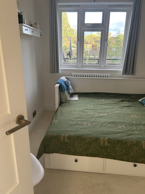 Room Poynders Road in Greater London