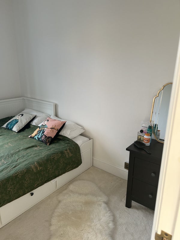 Room Poynders Road in Greater London