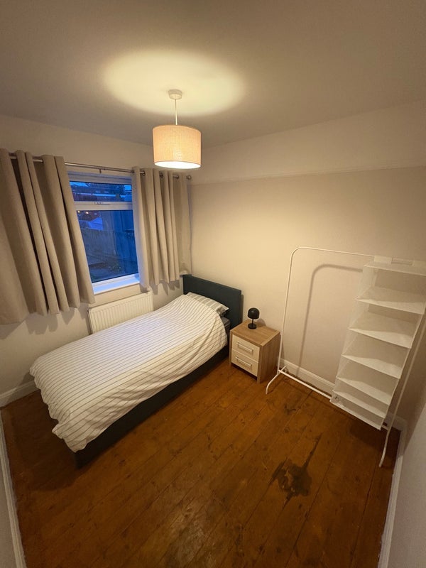Room Warrington Road in Greater London