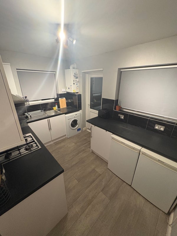 Room Warrington Road in Greater London