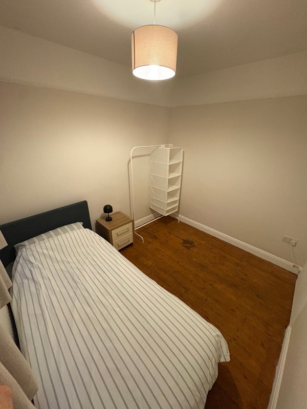 Room Warrington Road in Greater London