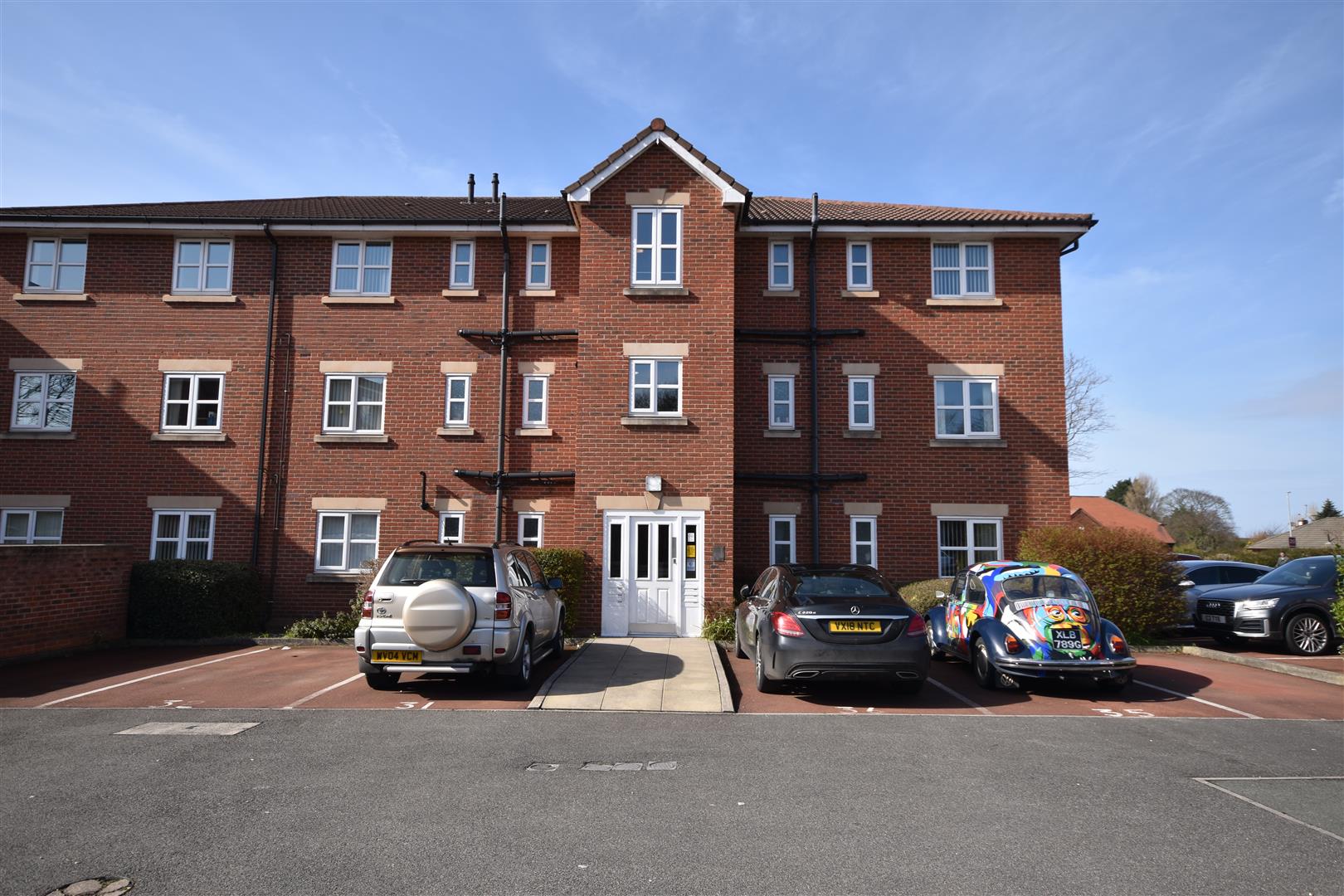 Flat Ladybower Close in Moreton