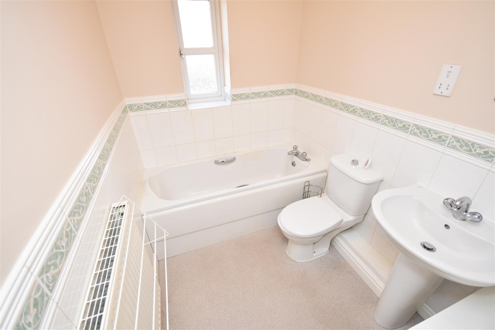 Flat Ladybower Close in Moreton