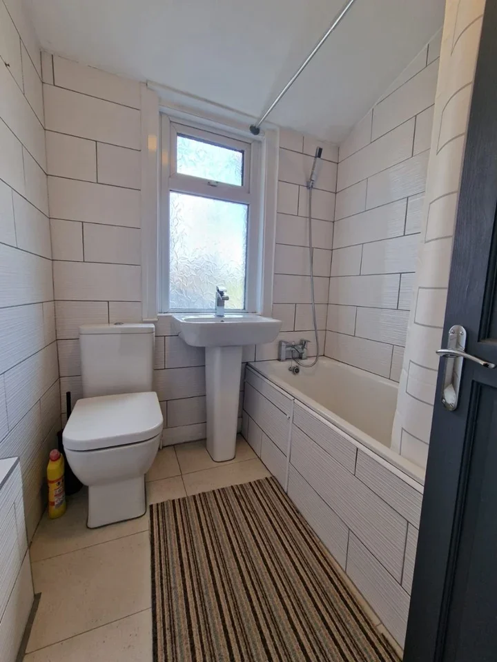 Flat Grove Green Road in Greater London