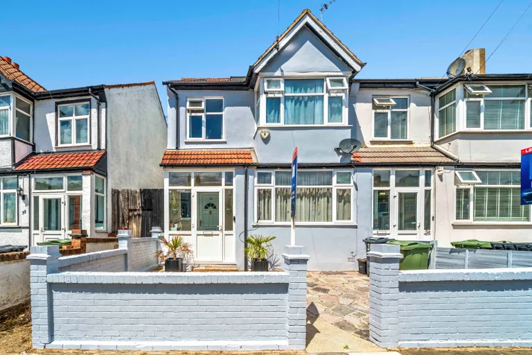 House Leonard Road in Greater London