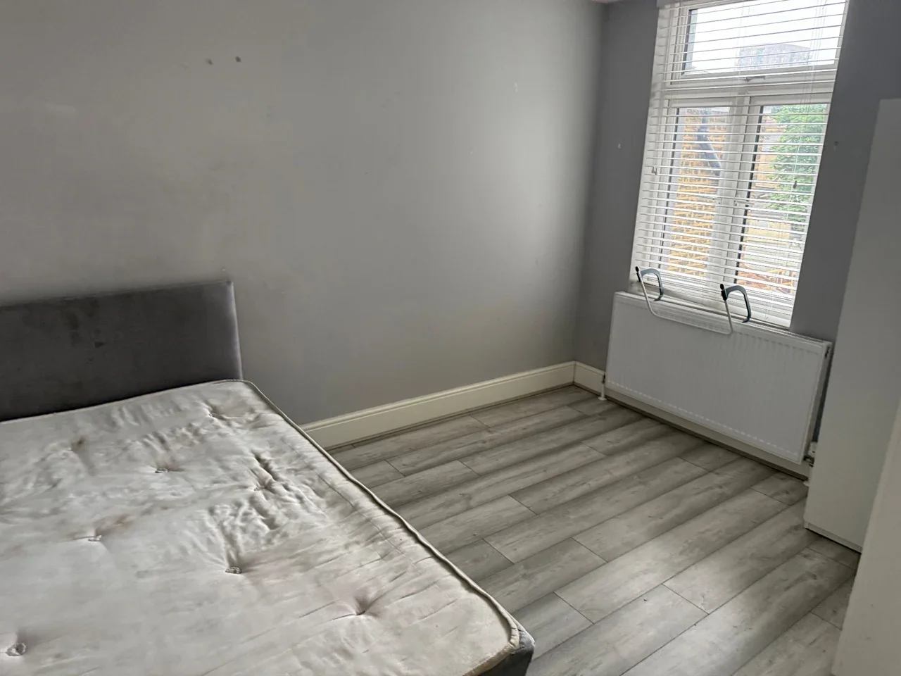 Room Outram Road in Greater London