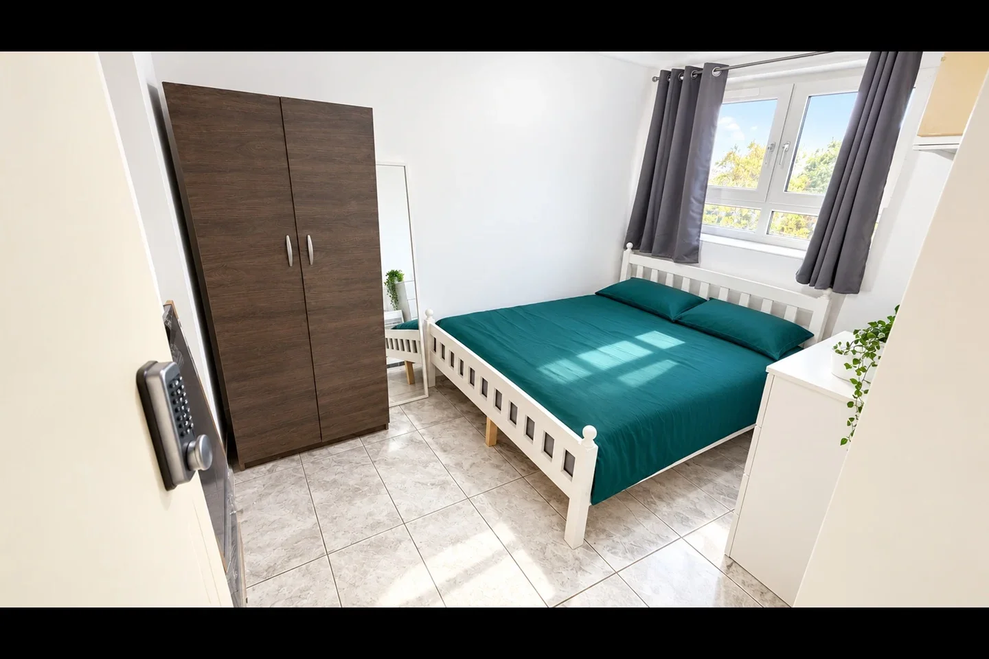 Room Woodseer Street in Greater London