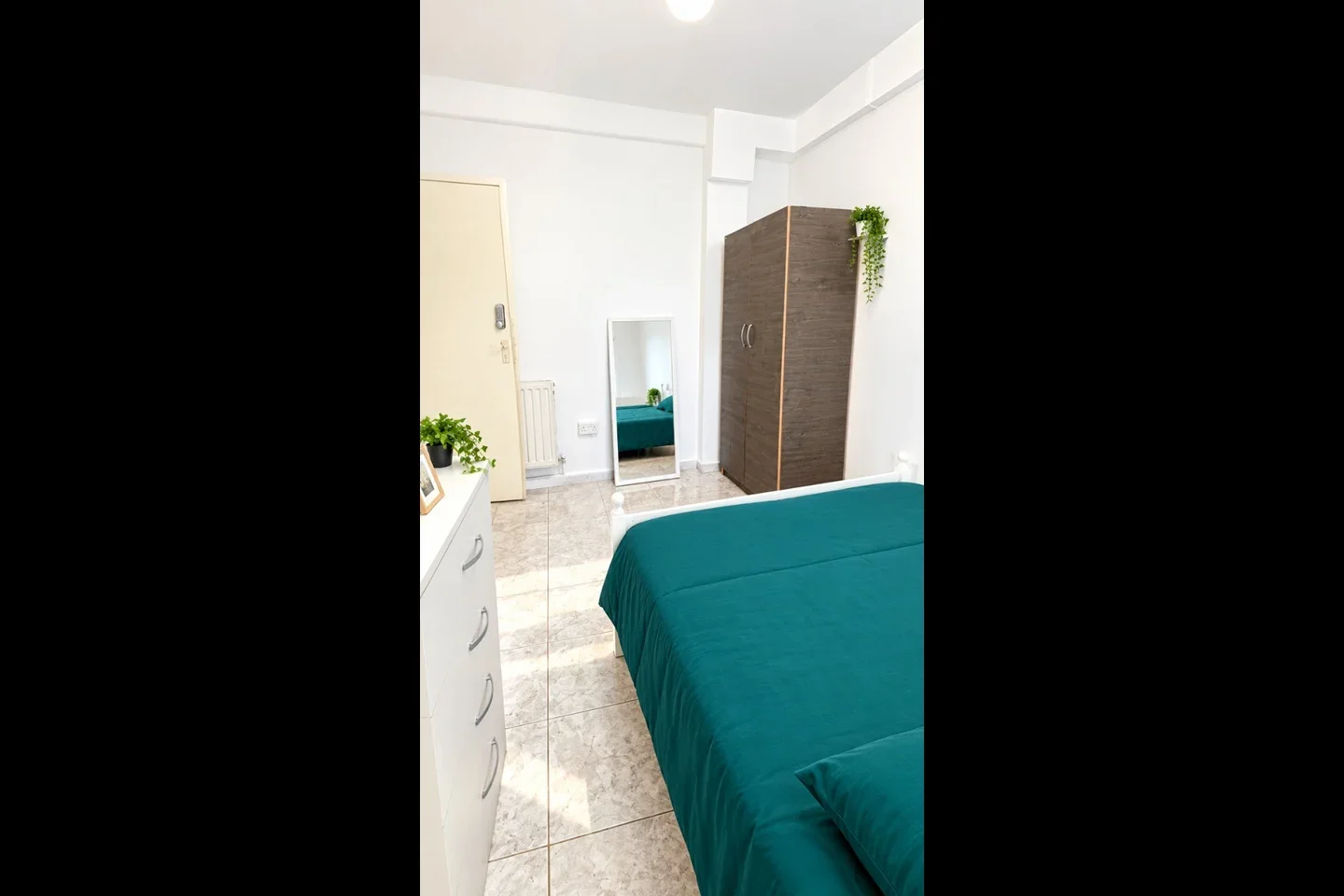 Room Woodseer Street in Greater London