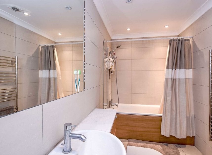Flat Campden Hill Gardens in Greater London