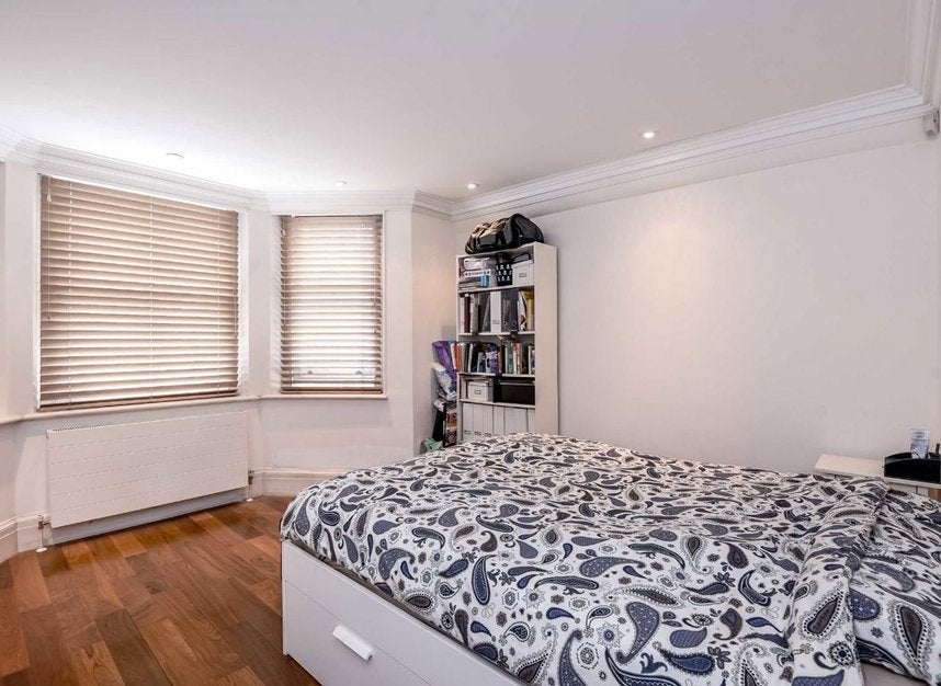 Flat Campden Hill Gardens in Greater London