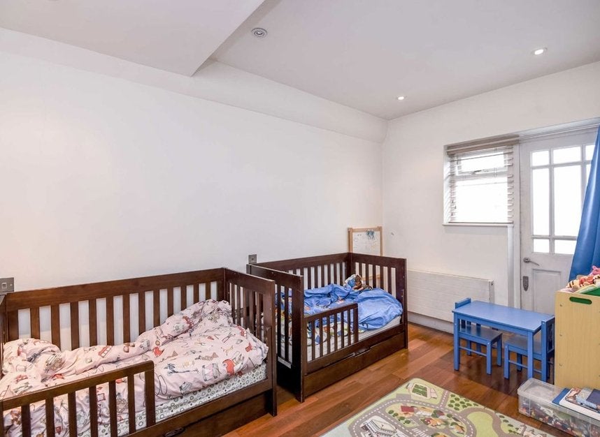 Flat Campden Hill Gardens in Greater London