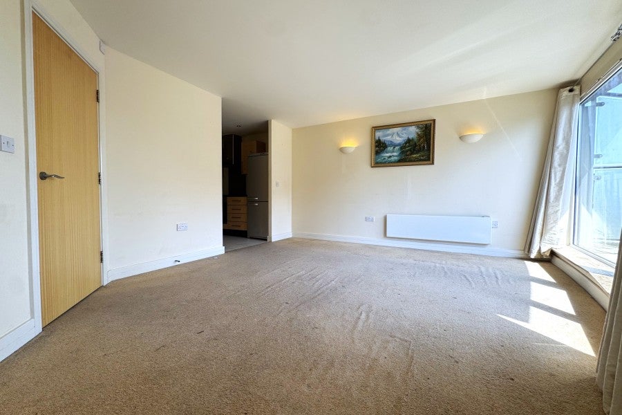 Flat Walton Road in Woking