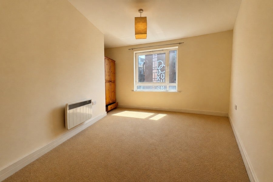Flat Walton Road in Woking