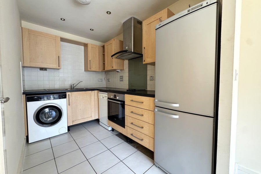 Flat Walton Road in Woking