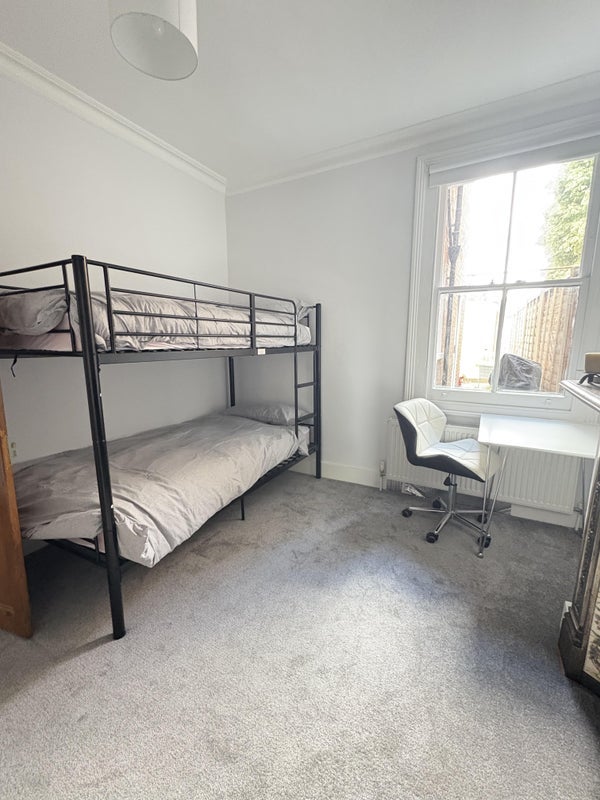 Room Darwin Road in Greater London