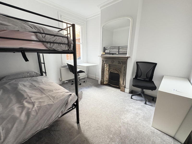 Room Darwin Road in Greater London