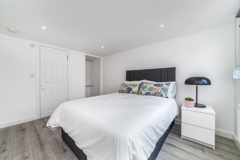 Room Warwickshire Path in Greater London
