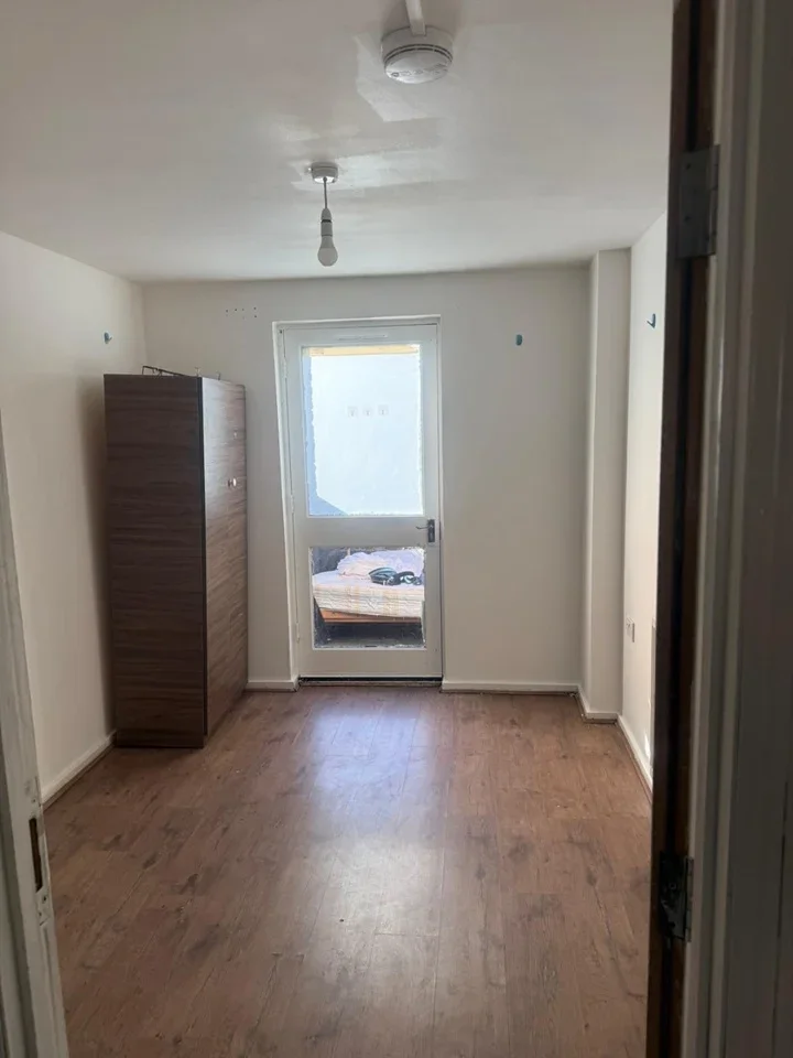 Room Miles Road in Greater London
