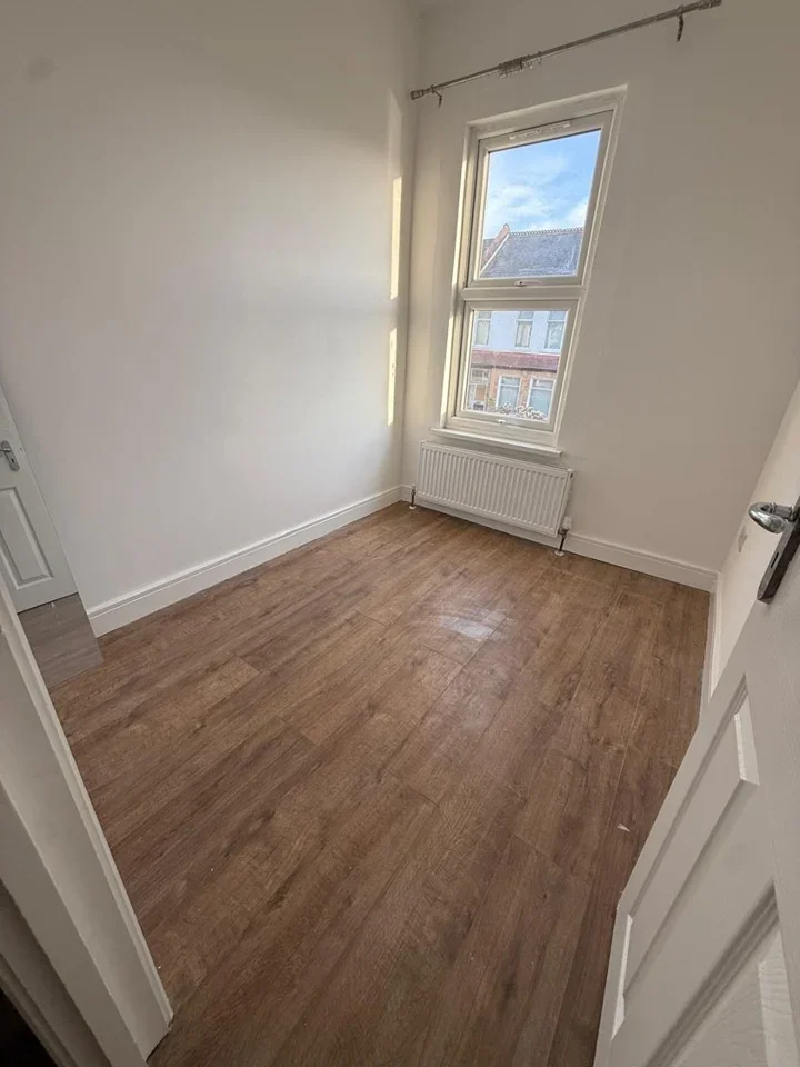 Room Trafford Road in Greater London