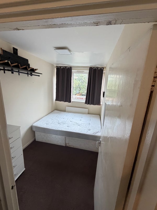 Room Harpley Square in Greater London