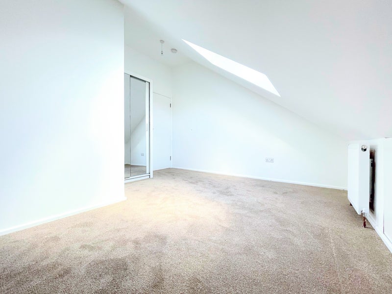 Room Leacroft Avenue in Greater London