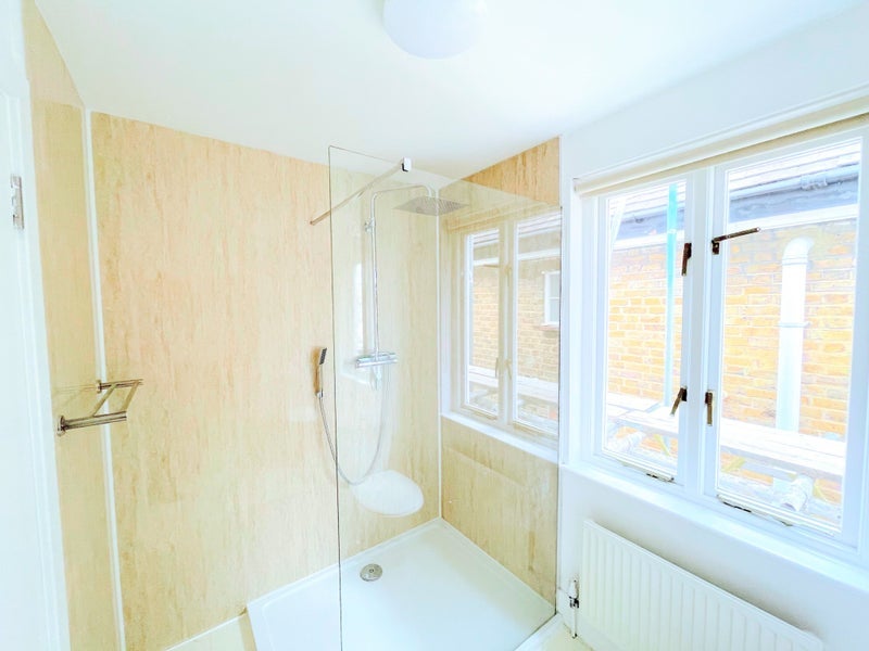 Room Leacroft Avenue in Greater London