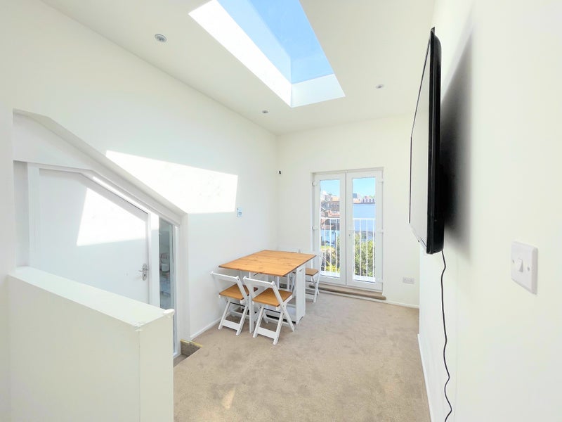 Room Leacroft Avenue in Greater London