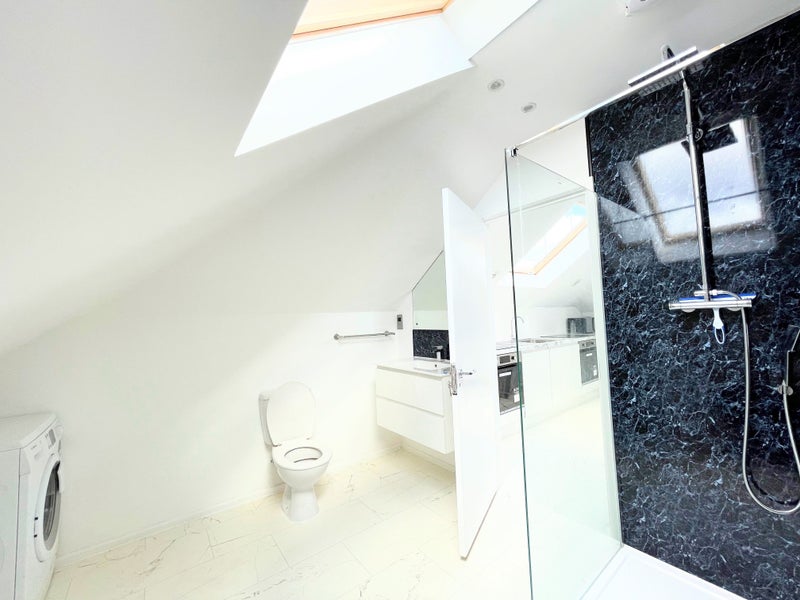Room Leacroft Avenue in Greater London
