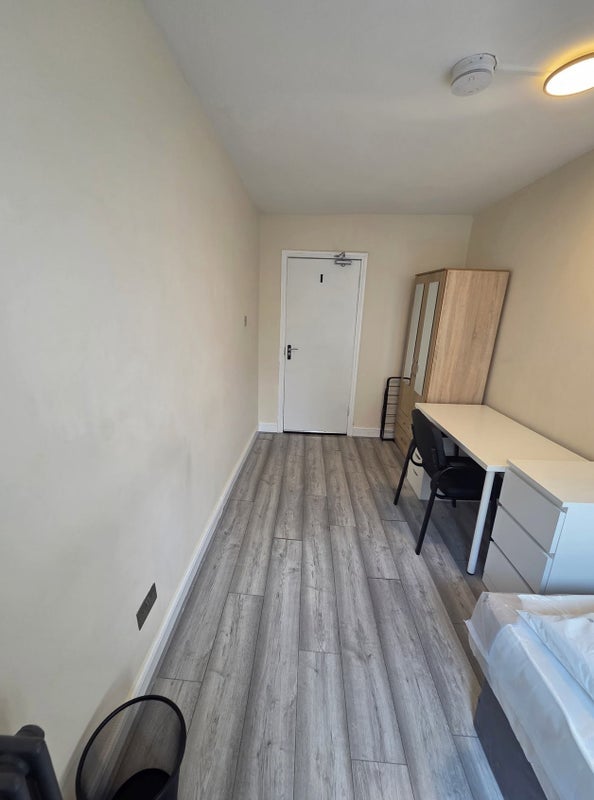 Room Whitechapel Road in Greater London