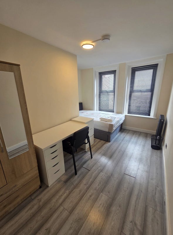 Room Whitechapel Road in Greater London