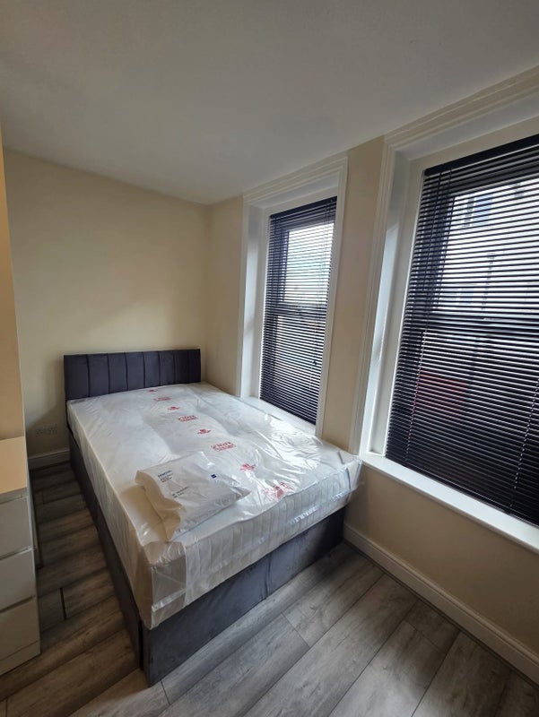 Room Whitechapel Road in Greater London