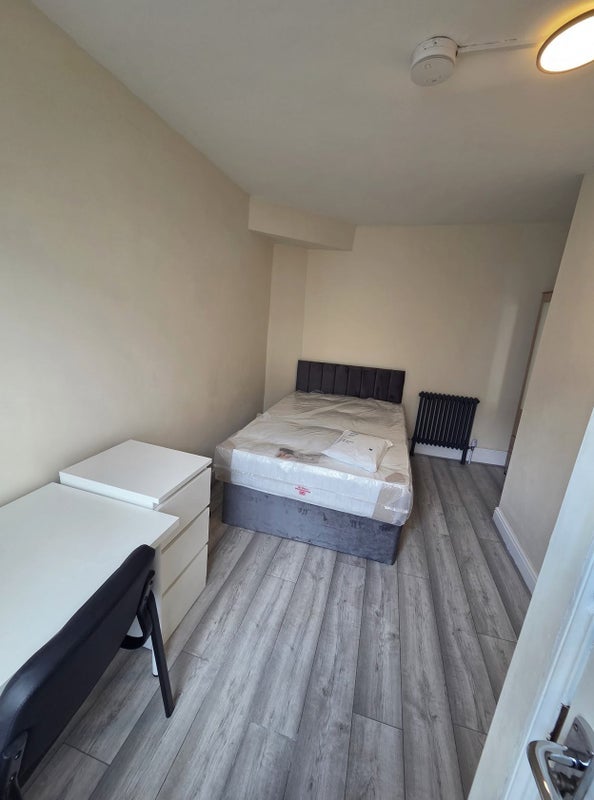 Room Whitechapel Road in Greater London
