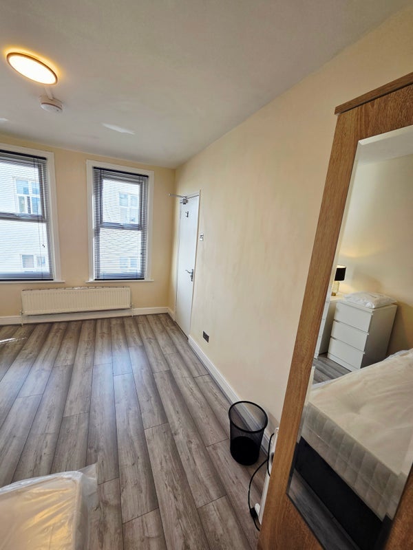 Room Whitechapel Road in Greater London