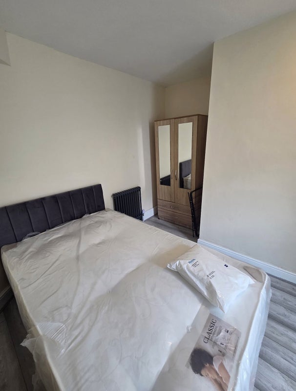 Room Whitechapel Road in Greater London