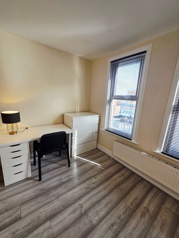 Room Whitechapel Road in Greater London