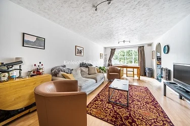Flat Stubbs Drive in Greater London