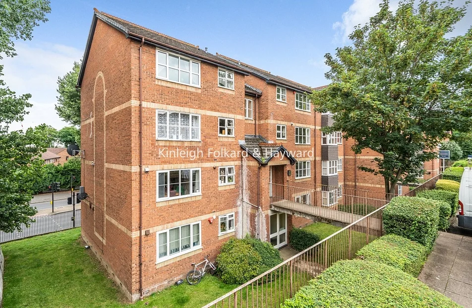 Flat Stubbs Drive in Greater London
