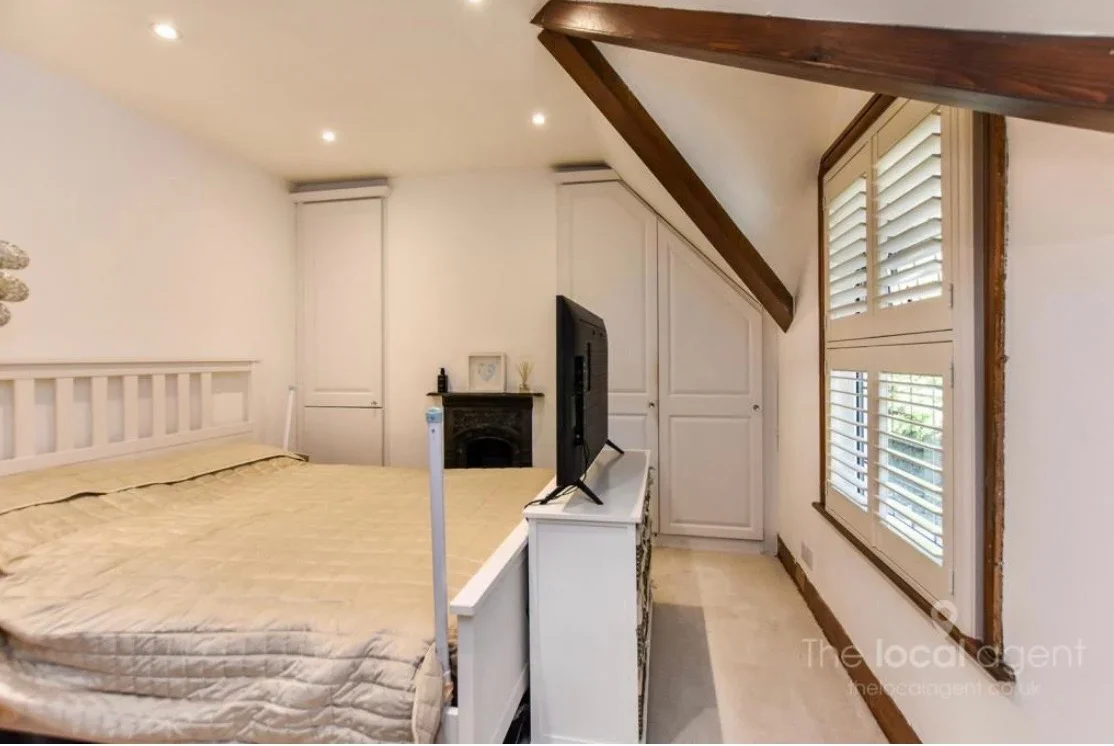 Room Manor Lane in Reigate and Banstead