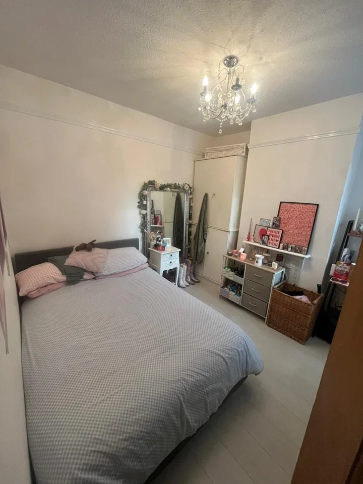Room Chingford Lane in Greater London