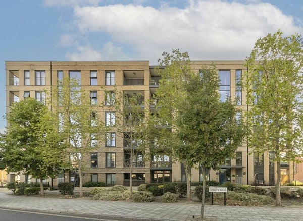 Flat Mostyn Road in London