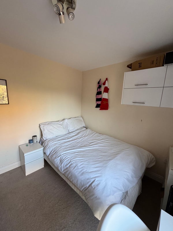 Room St George's Grove in Greater London