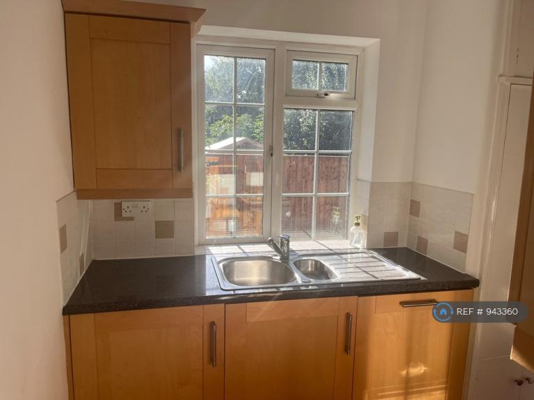 Flat Springfield Close in Greater London