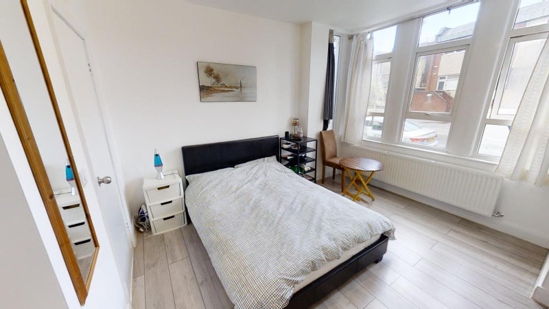 Flat Manor Park Crescent in Greater London