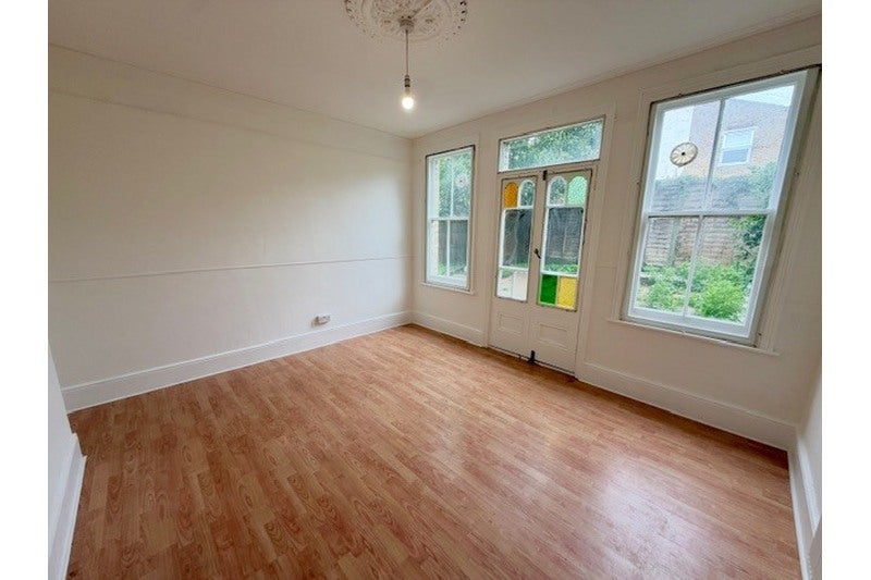 Flat Canewdon Road in Southend-on-Sea