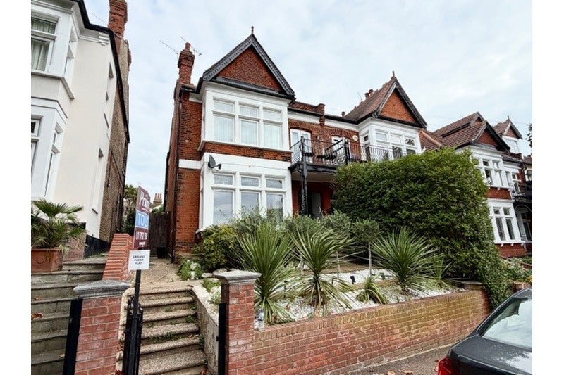Flat Canewdon Road in Southend-on-Sea