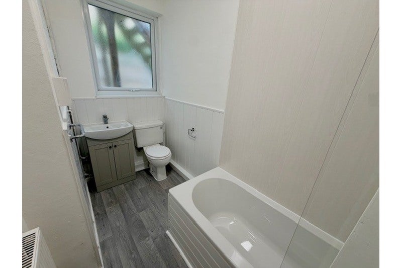 Flat Canewdon Road in Southend-on-Sea