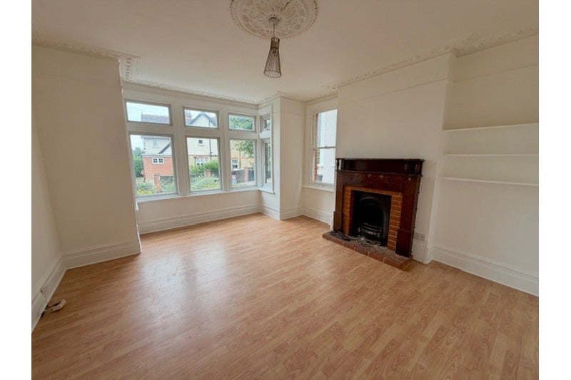 Flat Canewdon Road in Southend-on-Sea