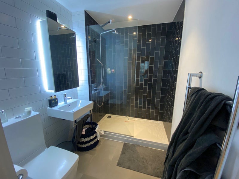 Room Schooner Road in Greater London