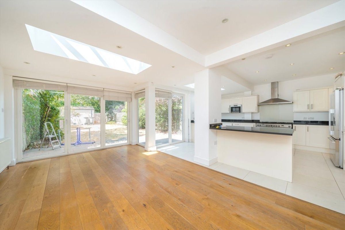 House Denehurst Gardens in Greater London